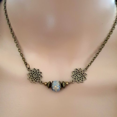 Collier perles en bois bleu, coupelles, fermoir, chaîne, métal bronze