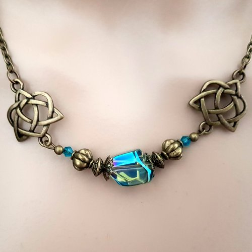 Collier nœud celtique, perles en verre transparent avec reflets, vert, bleu, coupelles, fermoir, chaîne, métal bronze