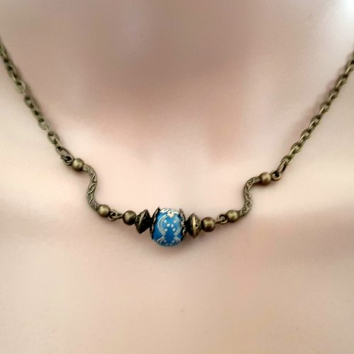 Collier perles en bois bleu, coupelles, fermoir, chaîne, métal bronze