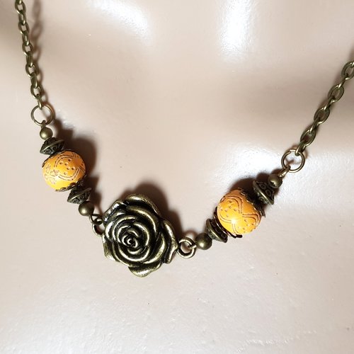 Collier fleur perles en bois jaune moutarde, coupelles, fermoir, chaîne, métal bronze