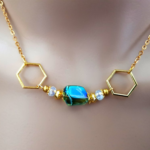 1 collier perles en verre transparent avec reflets bleu, vert, coupelles, fermoir, chaîne, métal acier inoxydable doré