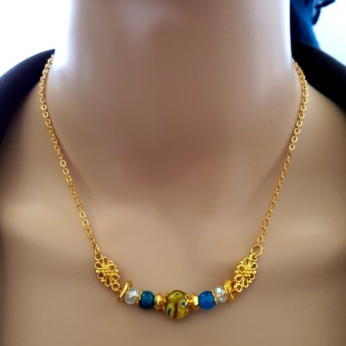 1 collier fleur, perles en verre bleu, blanc jaune, transparent, coupelles, fermoir, chaîne, métal acier inoxydable doré
