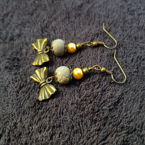 Boucle d'oreille pendante nœud, perles en verre jaune, en bois grise, crochet en métal bronze