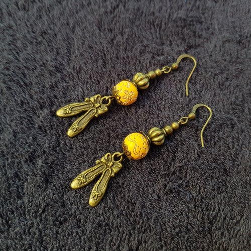 Boucle d'oreille pendante chaussure ballerine, perles en bois jaune moutarde, crochet en métal bronze
