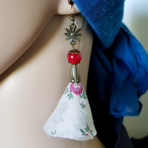 Boucle d'oreille pendante avec pompons en tissu fleur rouge, vert, écru, perles en acrylique rouge, crochet en métal bronze