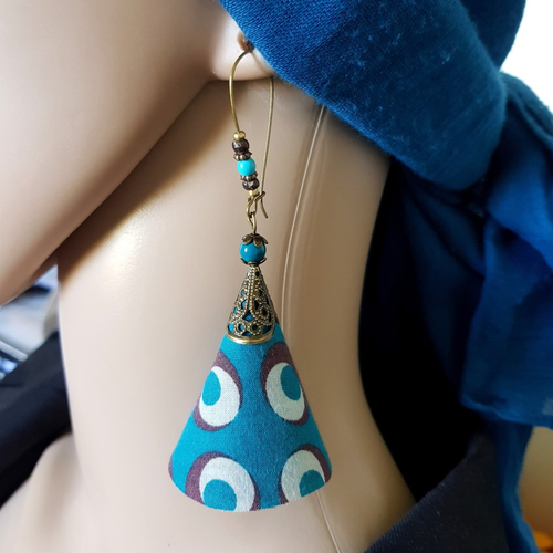 Boucle d'oreille pendante avec pompons en tissu bleu turquoise, marron, écru, perles en verre, crochet en métal bronze