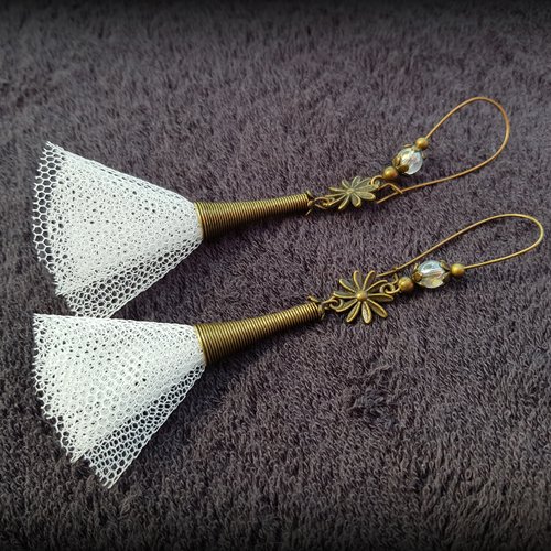 Boucle d'oreille pendante avec pompons en tulle souple blanc, perles en verre transparente, crochet en métal bronze