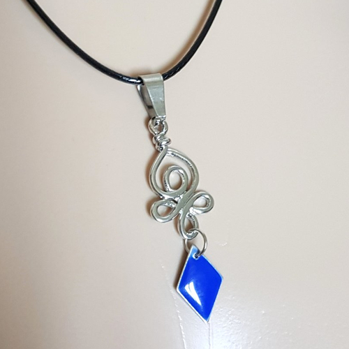Collier pendentif nœud celtique, cordon cuir noir,  losange bleu , fermoir mousqueton, chaîne d’extension en métal argenté