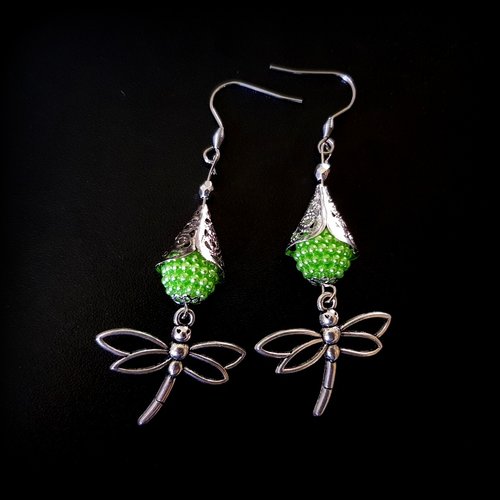 Boucle d'oreille libellule, perles en acrylique vert, coupelles, crochet en métal acier inoxydable argenté