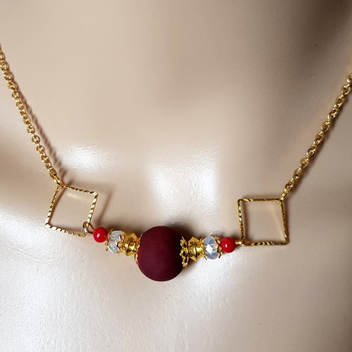Collier perles en verre et bois rouge bordeaux, blanc, carré, coupelles, fermoir, chaîne, métal acier inoxydable doré