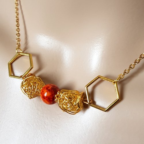 Collier perles en verre et bois orange corail, coupelles, fermoir, chaîne, métal acier inoxydable doré