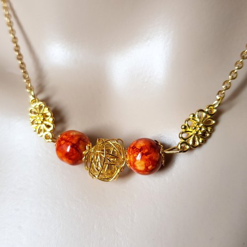 Collier fleur, perles en verre et bois orange corail, coupelles, fermoir, chaîne, métal acier inoxydable doré