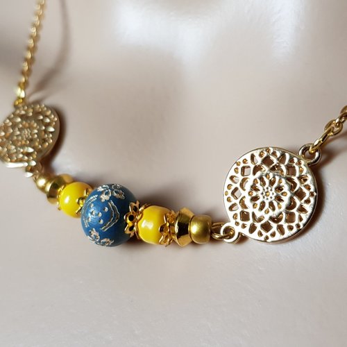 Collier fleurs, perles en verre jaune et bois bleu gravé, coupelles, fermoir, chaîne, métal acier inoxydable doré