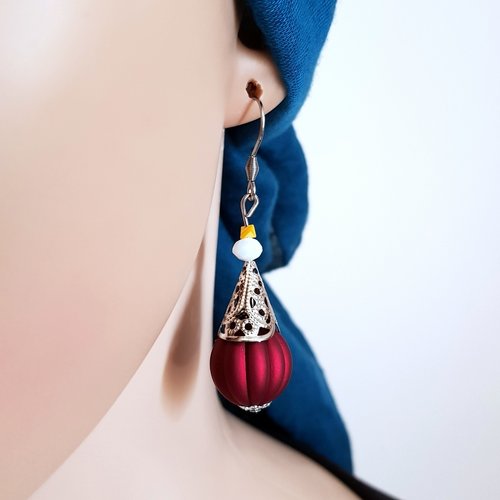 Boucle d'oreille pendante, perles en acrylique rouge bordeaux et verre jaune, blanc, coupelles, crochet en métal acier inoxydable argenté