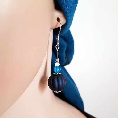 Boucle d'oreille pendante, perles en acrylique bleu et verre blanc, crochet en métal acier inoxydable argenté