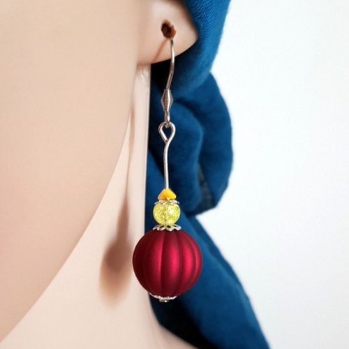 Boucle d'oreille pendante, perles en acrylique rouge bordeaux et verre  jaune, crochet en métal acier inoxydable argenté