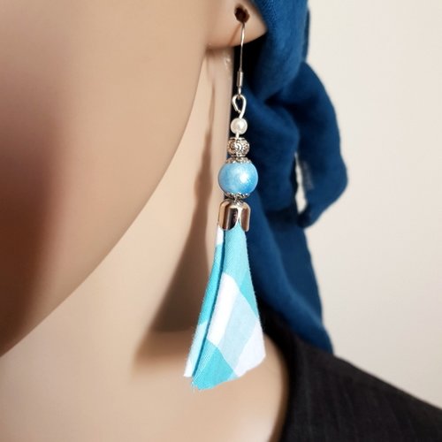Boucle d'oreille pendante avec pompons en tissu blanc, bleu, perles en verre, coupelles, crochet en métal acier inoxydable argenté