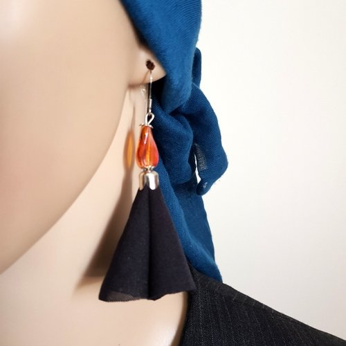 Boucle d'oreille pendante avec pompons en voilage noir, perles en verre orange, coupelles, crochet en métal acier inoxydable argenté