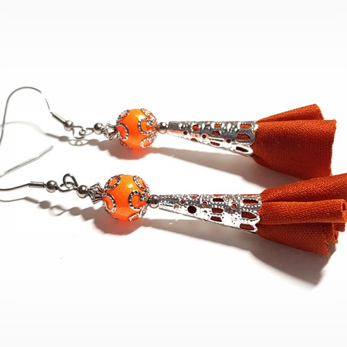 Boucle d'oreille pendante, pompons tissu souple orange rouille, perles en verre, orange, crochet en métal acier inoxydable argenté