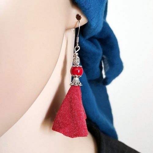 Boucle d'oreille pendante, pompons en tissu souple rouge, perles en verre, coupelles, crochet en métal acier inoxydable argenté