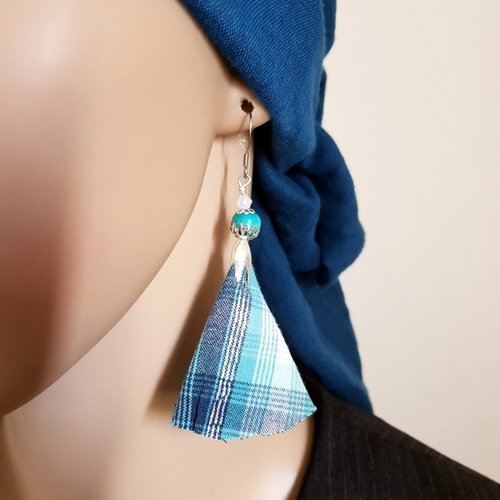 Boucle d'oreille pendante avec pompons en tissu blanc, bleu, perles en bois, coupelles, crochet en métal acier inoxydable argenté