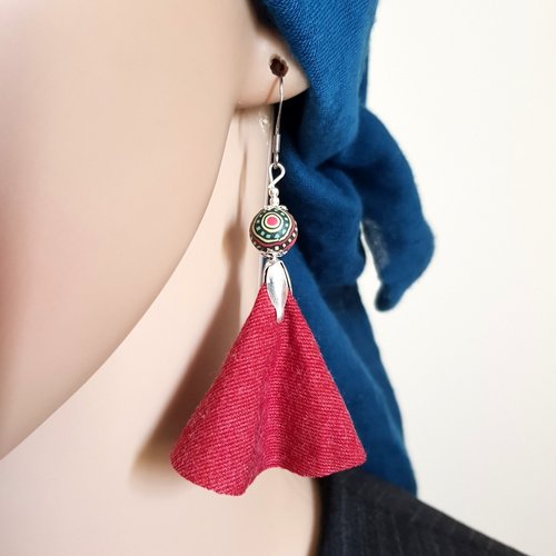Boucle d'oreille pompons en tissu souple rouge bordeaux, perles en fimo, coupelles, crochet en métal acier inoxydable argenté