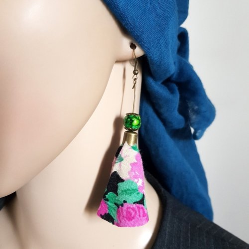 Boucle d'oreille pendante pompons en tissu souple à fleur, perles en vert, crochet en métal bronze