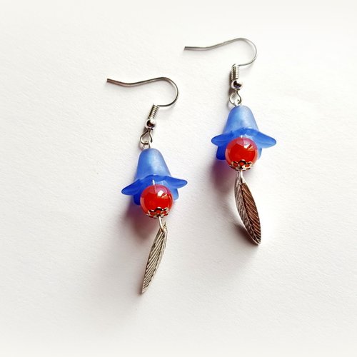 Boucle d'oreille coupelles cloche bleu, perles en acrylique, feuilles, crochet en métal argenté