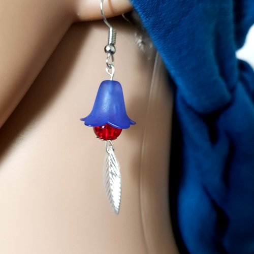 Boucle d'oreille coupelles cloche bleu, perles en en verre rouge, feuilles, crochet en métal argenté