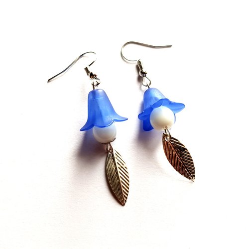 Boucle d'oreille coupelles cloche bleu, perles en en verre blanche, feuilles, crochet en métal argenté