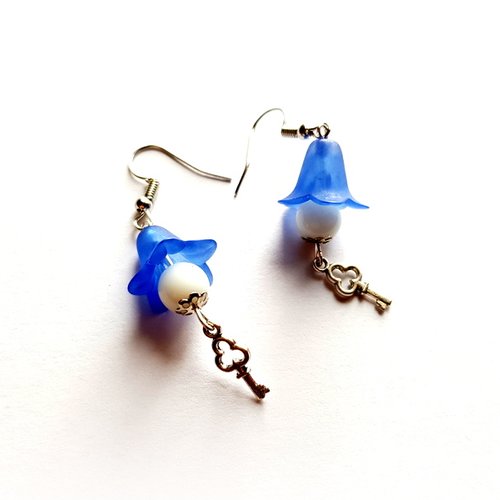 Boucle d'oreille coupelles cloche bleu, perles en en verre blanche, clé, crochet en métal argenté