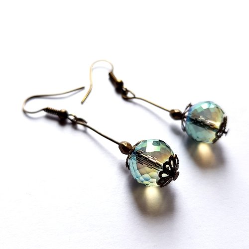 Boucle d'oreille perles en verre à facette transparentes avec reflets bleuté, crochet en métal bronze