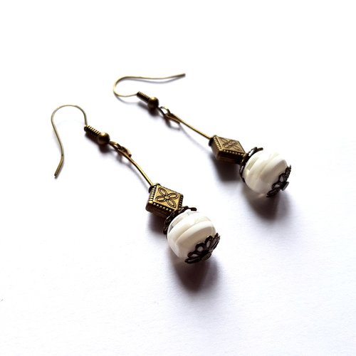 Boucle d'oreille perles fleur carré, perles en acrylique blanche, transparentes  crochet en métal bronze