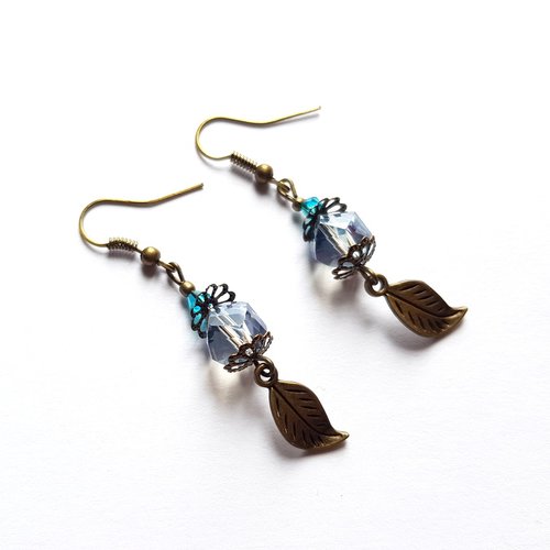 Boucle d'oreille feuille, perles en verre à facette transparentes avec reflets bleuté, crochet en métal bronze