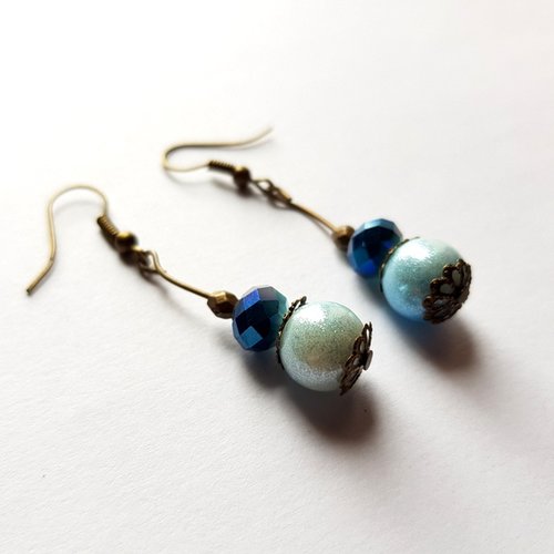 Boucle d'oreille perles en verre à facette et lisse différents bleu, crochet en métal bronze