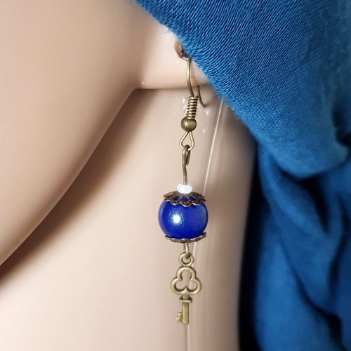 Boucle d'oreille clé, perles en verre lisse bleu brillante, crochet en métal bronze