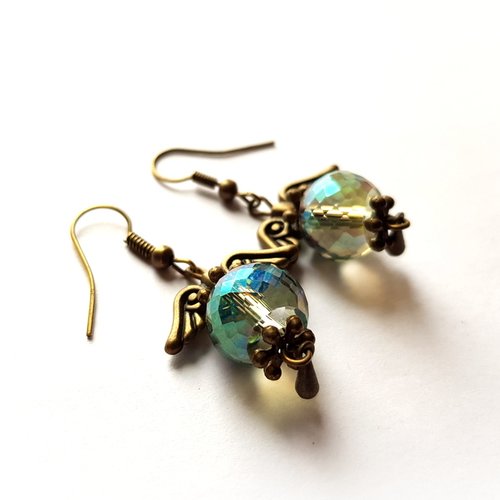 Boucle d'oreille ailes, perles en verre à facette transparentes avec reflets bleuté et vert, crochet en métal bronze