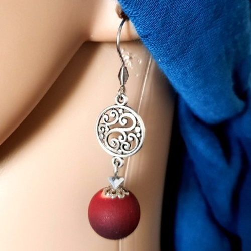 Boucle d'oreille rosace, perles en verre blanche, en bois rouge bordeaux, crochet en métal acier inoxydable argenté