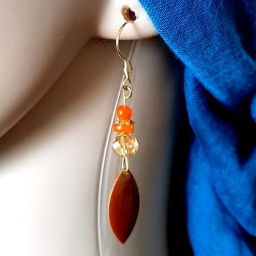 Boucle d'oreille pendante, losange émaillé marron, perles en verre orange, crochet en métal acier inoxydable doré