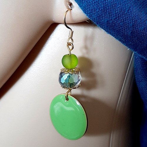 Boucle d'oreille pendante, rond émaillé vert olive, perles en verre, coupelles, crochet en métal acier inoxydable doré