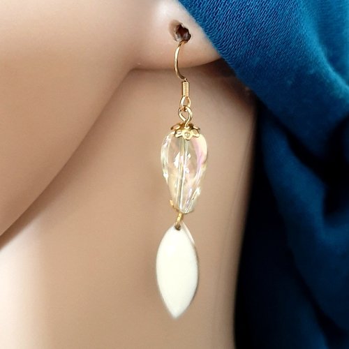 Boucle d'oreille pendante, losange émaillé blanc, perles en verre transparente avec reflets, crochet en métal acier inoxydable doré