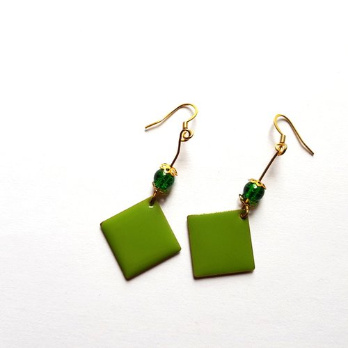 Boucle d'oreille pendante, carré émaillé vert olive, perles en verre, coupelles, crochet en métal acier inoxydable doré