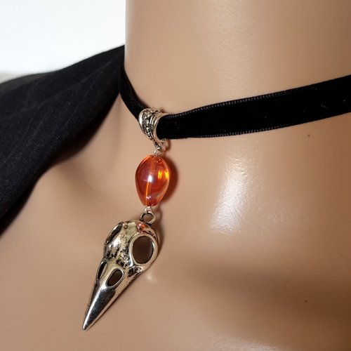 Collier ras du cou, velours noir, perle en verre orange transparent, chaîne d’extension, fermoir mousqueton, bélière, métal argenté