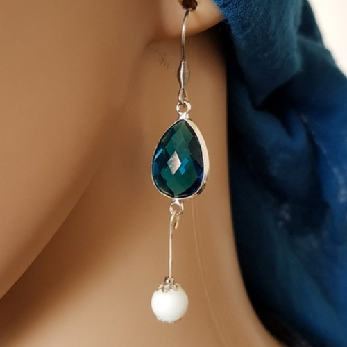 Boucle d'oreille connecteur bleu, perles en verre blanche, crochet en métal acier inoxydable argenté