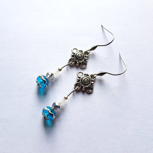 Boucle d'oreille fleur, perles en verre bleu, crochet en métal acier inoxydable argenté