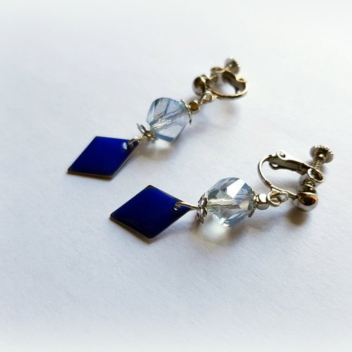 Boucle d'oreille pour oreille non percé, perles transparente reflets, losange émaillé bleu roi, crochet à visse, métal argenté