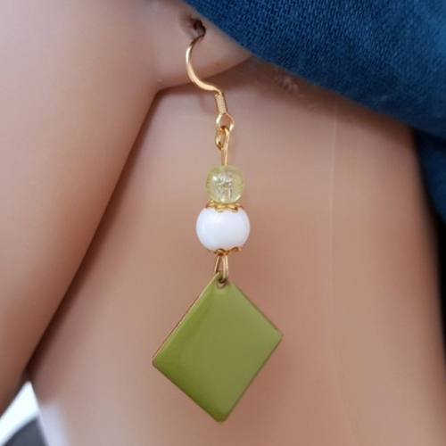 Boucle d'oreille pendante, carré émaillé vert olive, perles en verre blanc, coupelles, crochet en métal acier inoxydable doré