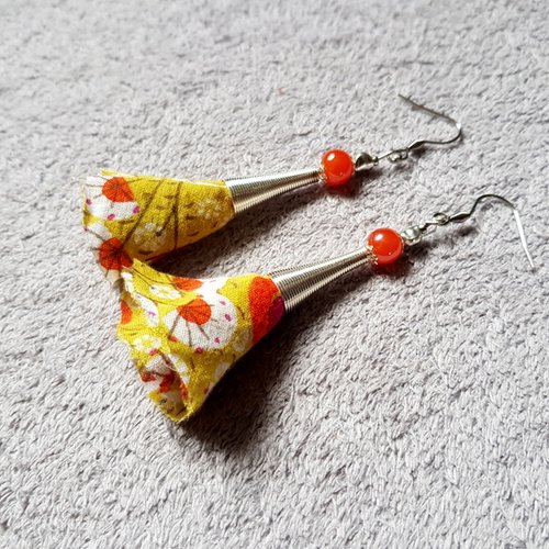 Boucle d'oreille pompon en tissu avec fleur, perles en verre orange, crochet en métal acier inoxydable argenté