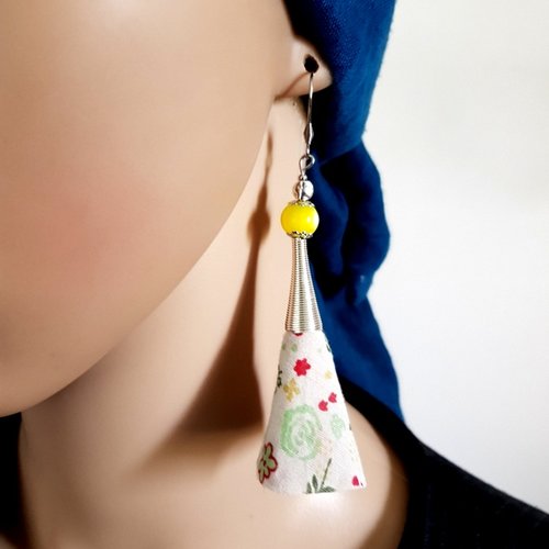 Boucle d'oreille pompon en tissu avec fleur, perles en acrylique jaune, crochet en métal acier inoxydable argenté