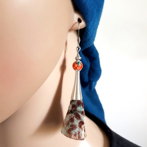 Boucle d'oreille pompon en tissu léger différents marron, beige, perles en verre orange, crochet en métal acier inoxydable argenté